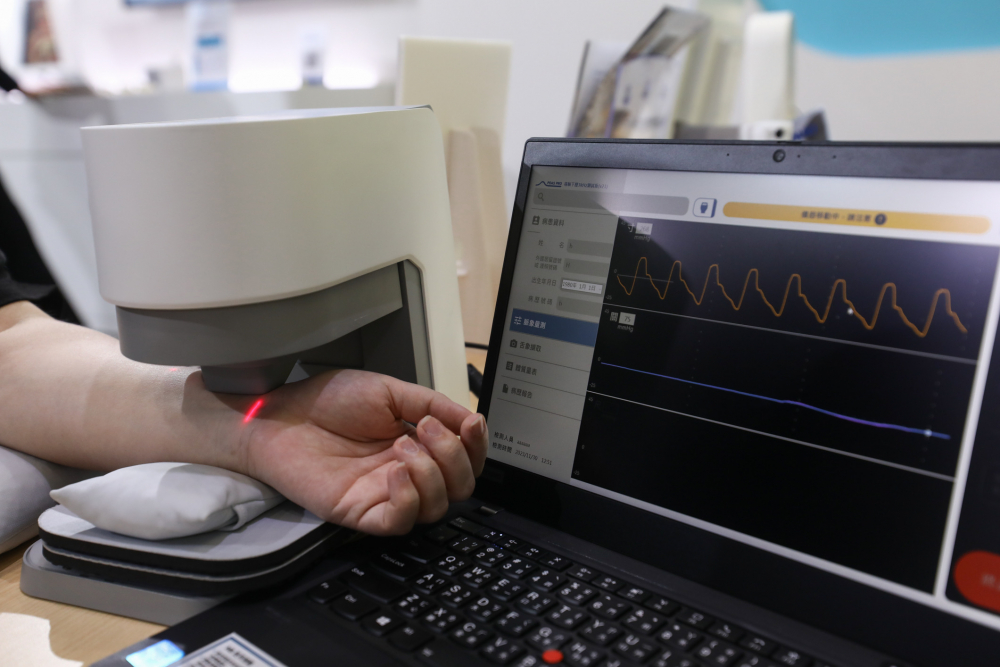 hhpoker俱乐部耘康脈象檢測系統透過電腦精準控制升降系統，還原中醫師三指把脈過程的舉、按、尋手法，將脈象感受轉化成數據，未來可結合大數據分析，實現智慧醫療及準確性